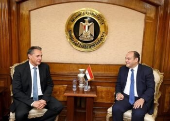 وزير الصناعة يبحث مع وفد مرسيدس بنز تعزيز استثمارات الشركة بالسوق المصري