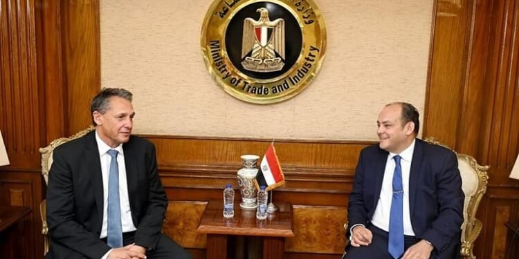 وزير الصناعة يبحث مع وفد مرسيدس بنز تعزيز استثمارات الشركة بالسوق المصري
