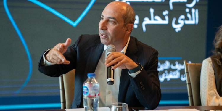 كابجيميني: نصف معلمي المدارس الثانوية يعتقدون أن فوائد الذكاء الاصطناعي التوليدي في قطاع التعليم تغلب على مخاطره