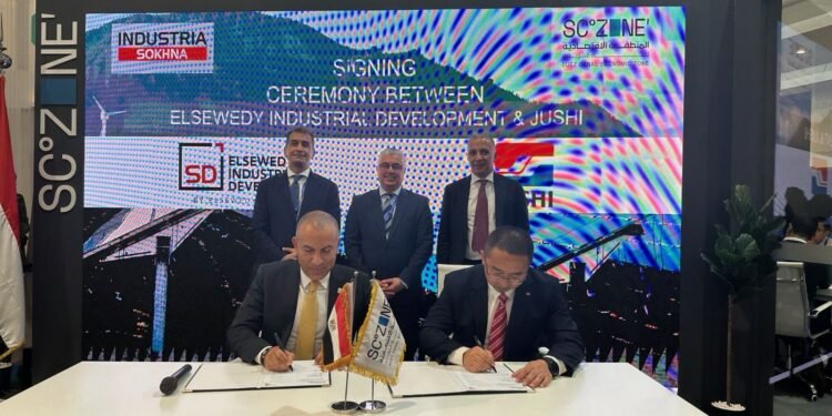 رئيس اقتصادية قناة السويس يشهد توقيع عقد تخصيص أرض كاملة المرافق بين “السويدي للتنمية الصناعية” و “جوشي الصينية”