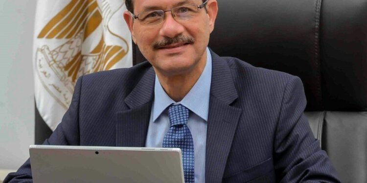 الدكتور أحمد درويش وزير التنمية الإدارية الأسبق: توليد قطاع الصناعة لنحو 10 % فقط من الوظائف أمر خطير