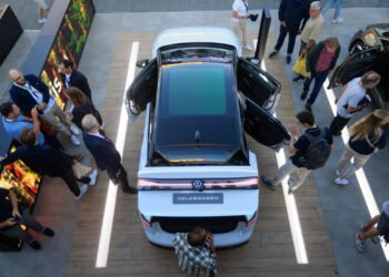 تسلا و”BYD” تسبقان فولكس واجن في السيارات الكهربائية حتى 2030