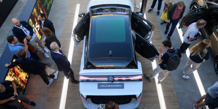 تسلا و”BYD” تسبقان فولكس واجن في السيارات الكهربائية حتى 2030