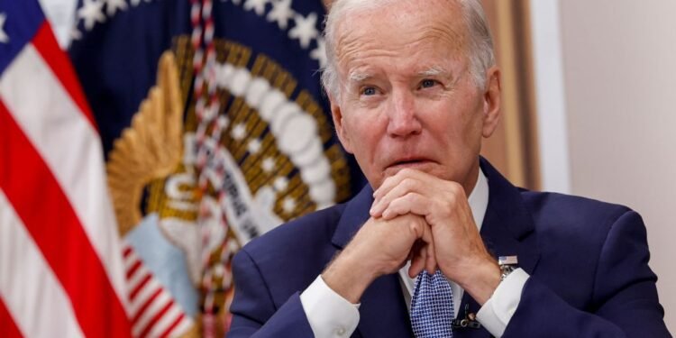 بايدن يوقع مشروع قانون مؤقت يؤجل إغلاق الحكومة حتى مارس