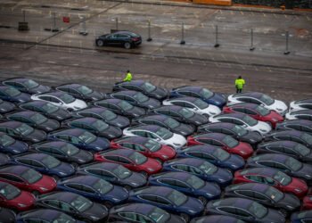 صندوق الثروة النرويجي البالغ 1.5 تريليون دولار يعزز استثماراته في السيارات الكهربائية