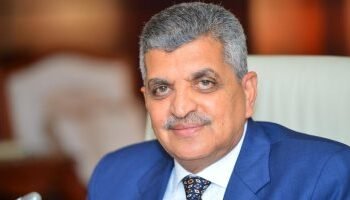 أسامة ربيع: لا صحة لتعليق حركة الملاحة بقناة السويس