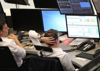 أسهم أوروبا تسجل خسائر أسبوعية مع انحسار توقعات خفض الفائدة