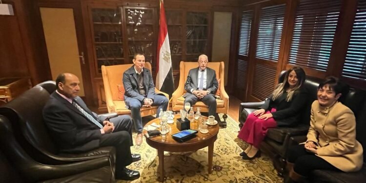 «شنايدر إلكتريك» تبحث مع محافظ جنوب سيناء تنفيذ عدد من المشروعات باستخدام الطاقة الشمسية