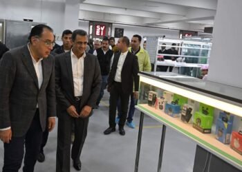 رئيس الوزراء يزور مصنع وادي السيليكون للصناعات الإلكترونية بالسخنة