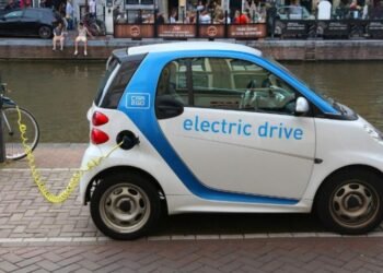 شركات شحن السيارات الكهربائية تواجه تحديات مالية واستثمارية في 2024