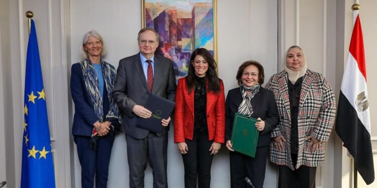 وزيرة التعاون الدولي تشهد توقيع اتفاقية المبادرة الوطنية لتمكين الأطفال