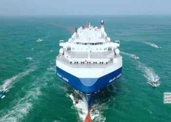 8 من أكبر 10 شركات شحن توقف سفنها عن عبور البحر الأحمر