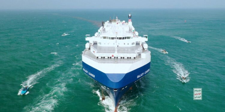8 من أكبر 10 شركات شحن توقف سفنها عن عبور البحر الأحمر