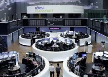 أسهم أوروبا تغلق دون أعلى مستوى في عامين