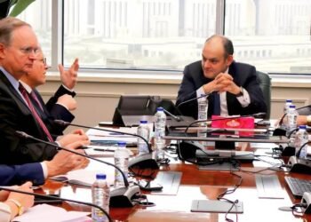 وزير التجارة ومدير المفوضية الأوروبية يستعرضان آليات تعديل الحدود الكربونية