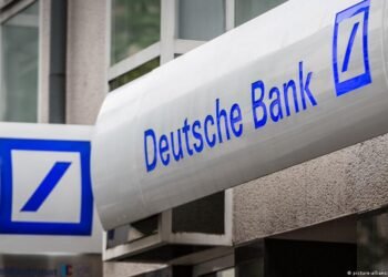 دويتشه بنك يتوقع خفض مصر قيمة الجنيه 20% على المدى القريب