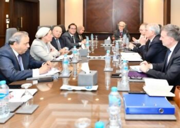 وزير البيئة تبحث تطبيق آلية تعديل الحدود الكربونية بمصر مع وفد أوروبي