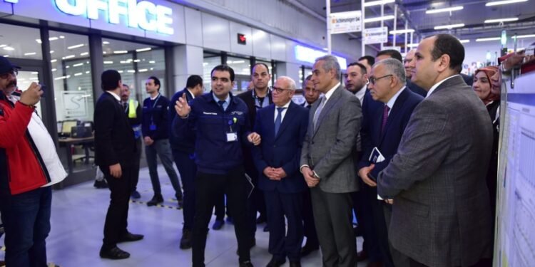 وزير العمل يتفقد مصنع الضفائر الكهربائية في بورسعيد بحجم استثمارات 100 مليون دولار