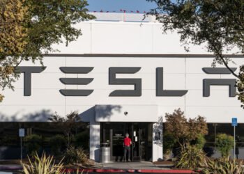 “تسلا” تفتتح مصنعاً للبطاريات في أميركا بمعدات صينية