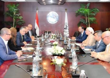 وزيرة البيئة تلتقى الرئيس التنفيذي للهيئة العامة للاستثمار لبحث طرح عدد من الفرص الإستثمارية فى مجال البيئة والمناخ
