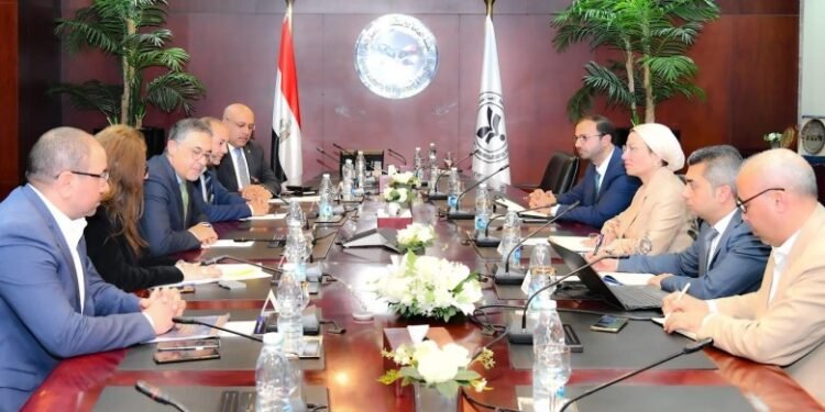 وزيرة البيئة تلتقى الرئيس التنفيذي للهيئة العامة للاستثمار لبحث طرح عدد من الفرص الإستثمارية فى مجال البيئة والمناخ