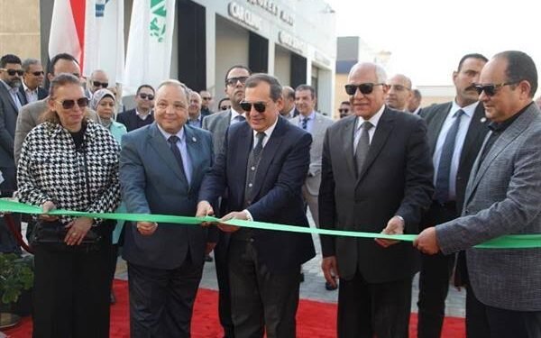 وزير البترول يفتتح محطتي غازتك لتموين السيارات بالغاز الطبيعي