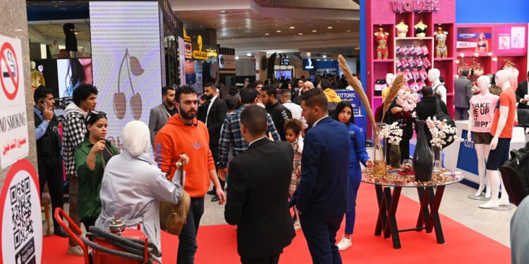 400 شركة محلية وأجنبية تشارك بمنتجاتها في معرض كايرو فاشون آند تكس