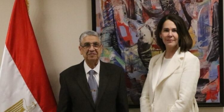 وزير الكهرباء يبحث مع بريتيش بتروليام الاستثمار فى الطاقة المتجددة والهيدروجين الأخضر