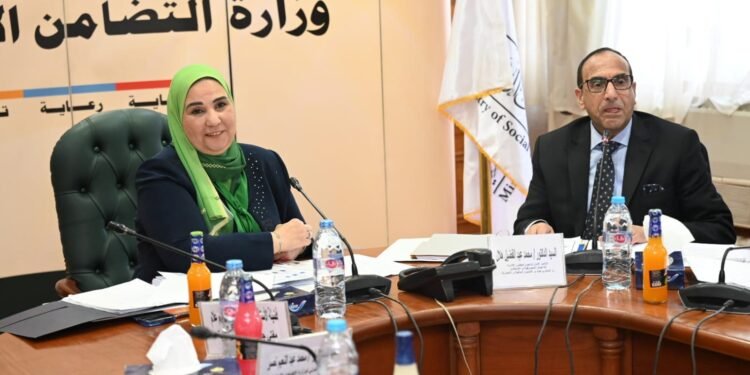وزيرة التضامن الاجتماعي تناقش مشروع موازنة بنك ناصر المقدر بمبلغ 35.6 مليار جنيه