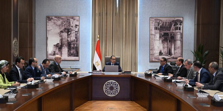 رئيس الوزراء: الجهاز المصرفي يوفر الاحتياجات الدولارية للإفراج عن البضائع والسلع