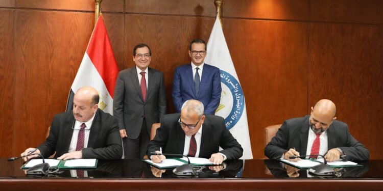 وزارة البترول توقع اتفاقيتين لاستكشاف البترول بخليج السويس