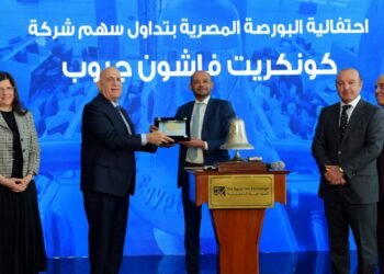 رئيس البورصة يشارك في احتفالية قرع الجرس بمناسبة بدء التداول على شركة كونكريت فاشون