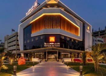 بنك القاهرة يطلق برامج تمويل السيارات الكهربائية وألواح الطاقة الشمسية