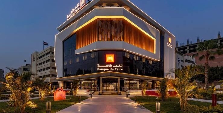 بنك القاهرة يطلق برامج تمويل السيارات الكهربائية وألواح الطاقة الشمسية