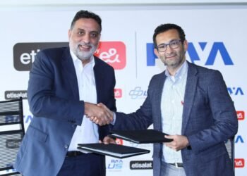 اتصالات &e مصر توقع اتفاقية شراكة استراتيجية مع راية للتجارة