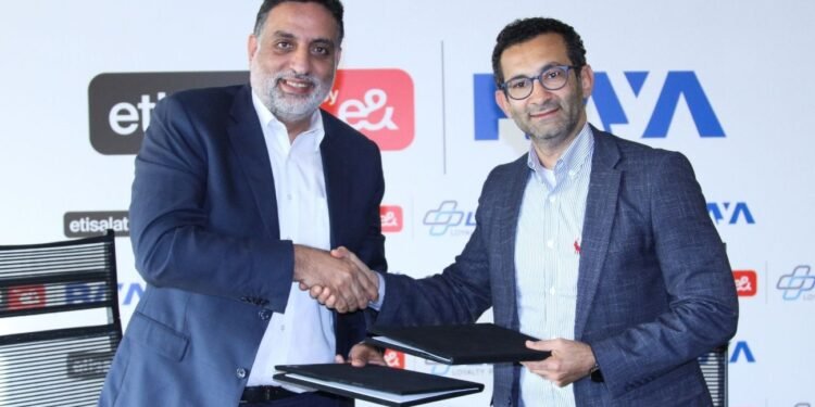 اتصالات &e مصر توقع اتفاقية شراكة استراتيجية مع راية للتجارة