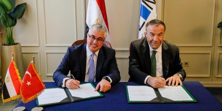 توقيع عقد مشروع مجموعة إروغلو DNM التركية باستثمارات 40 مليون دولار