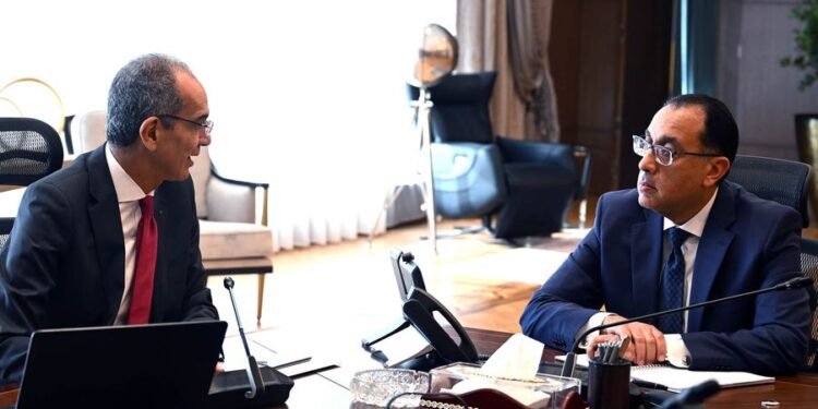 المصرية للاتصالات توقع مذكرة تفاهم لإنشاء ثلاث كابلات بحرية من الخليج العربي لأورباء