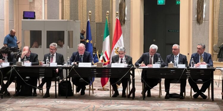 وزير الكهرباء يجتمع بمسئوليين إيطاليين لبحث التحول الأخضر في مصر