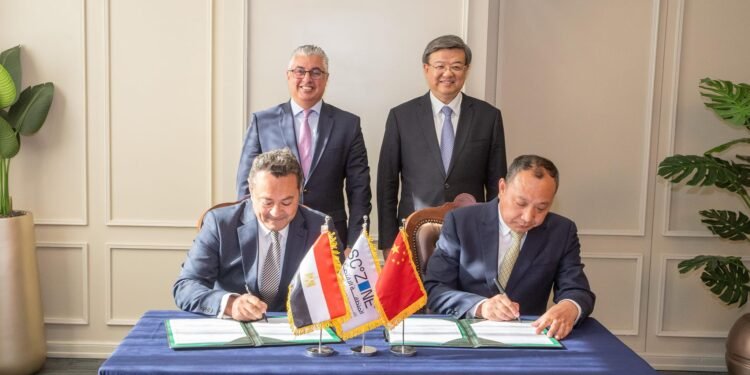 اقتصادية قناة السويس توقع عقد مع شين فينج الصينية باستثمارات 297 مليون دولار