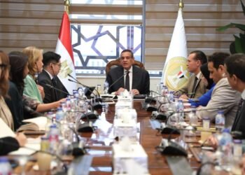 اللواء هشام آمنة يشيد بالنجاحات التى حققها برنامج التنمية المحلية بصعيد مصر