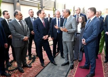 وزير التجارة والصناعة يرافق رئيس الوزراء البيلاروسي خلال تفقد شركة ماز