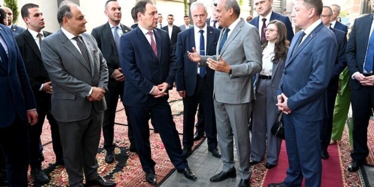 وزير التجارة والصناعة يرافق رئيس الوزراء البيلاروسي خلال تفقد شركة ماز