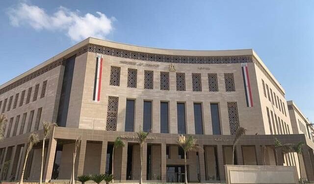 صفقة رأس الحكمة تحسن توقعات عجز الموازنة في مصر إلى 3.95% هذا العام