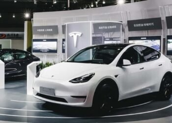 وكالة الطاقة تتوقع استحواذ المركبات الكهربائية على 20% من مبيعات السيارات عالمياً