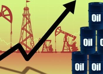 النفط يرتفع بعد هبوط مفاجئ لمخزونات الخام الأمريكي