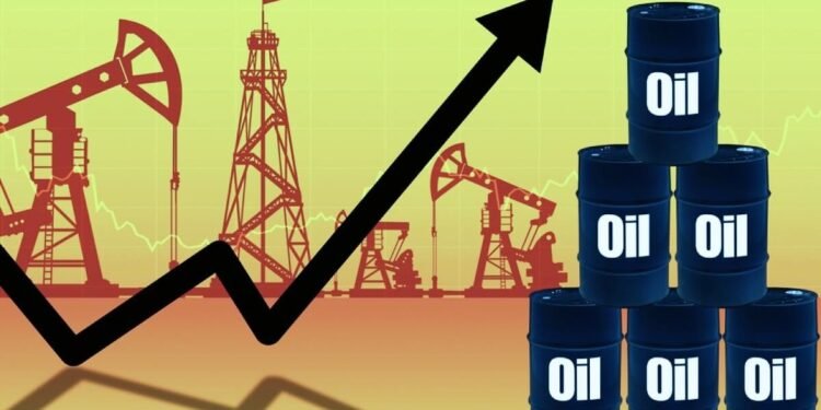 النفط يرتفع بعد هبوط مفاجئ لمخزونات الخام الأمريكي