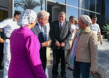 وزيرة البيئة ومحافظ جنوب سيناء يناقشون المشروعات الخضراء 
