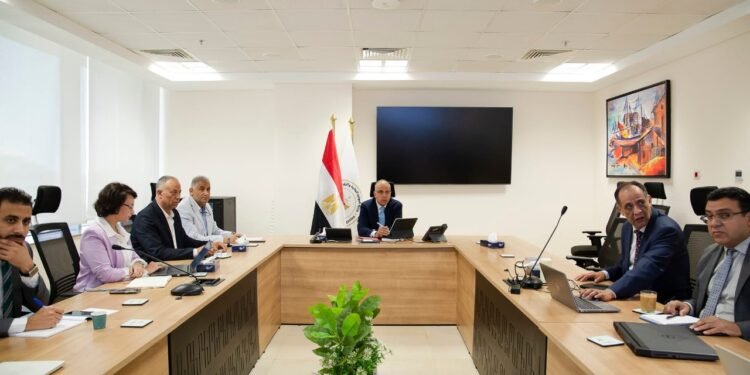 وزير الري يتابع  أعمال تبطين الترع بإستخدام مواد صديقة للبيئة
