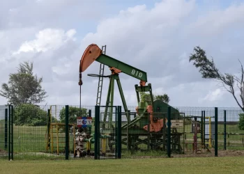 أسعار النفط ترتفع مع تقلص المخزونات الأمريكية وآمال خفض الفائدة